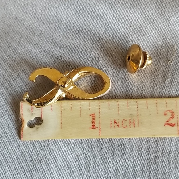 ENAMEL PINK ribbon & WHITE ROSE pin - Picture 3 of 3